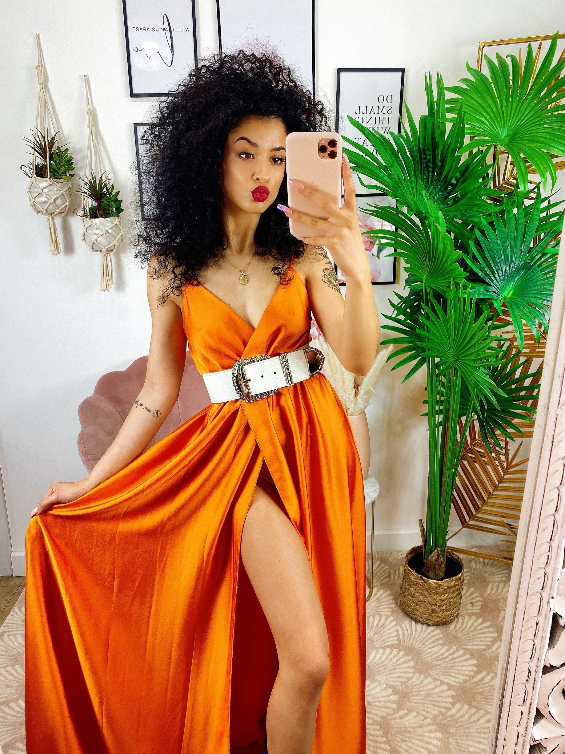Abito in raso con maxi spacco arancione