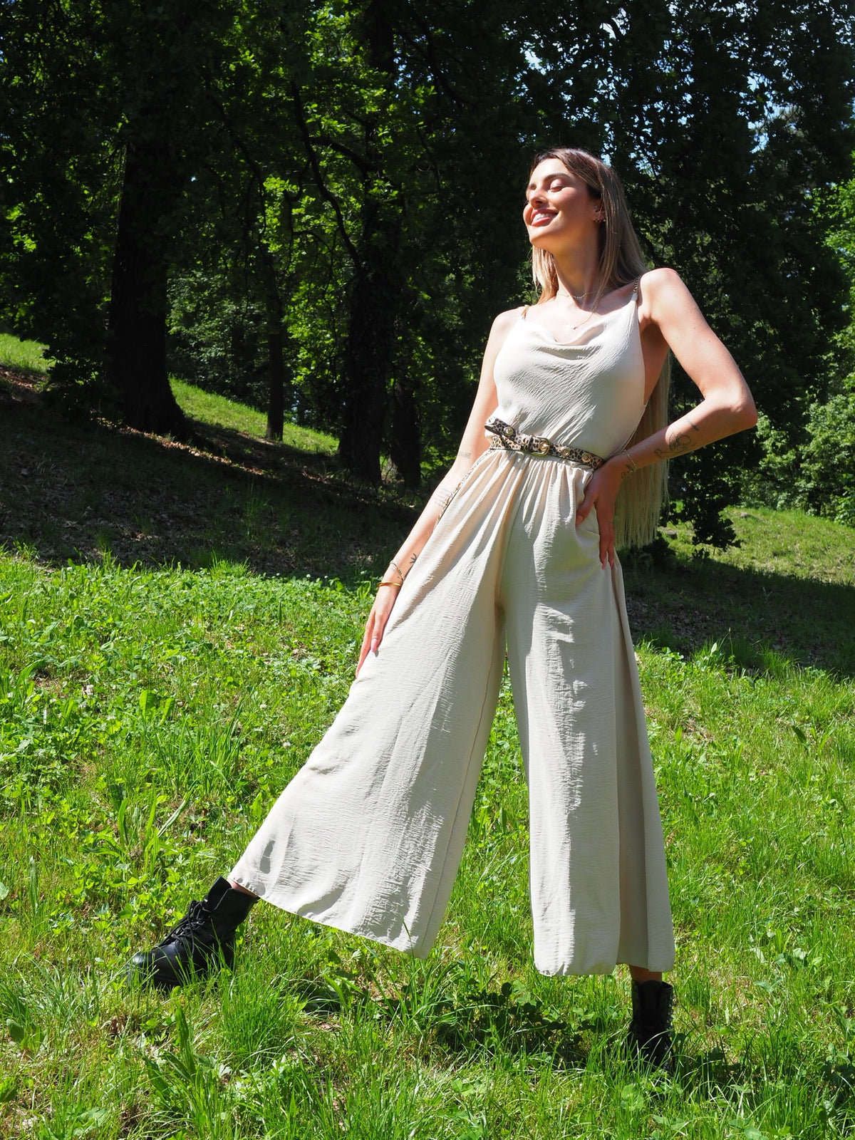 Tuta beige a palazzo spalline in catena