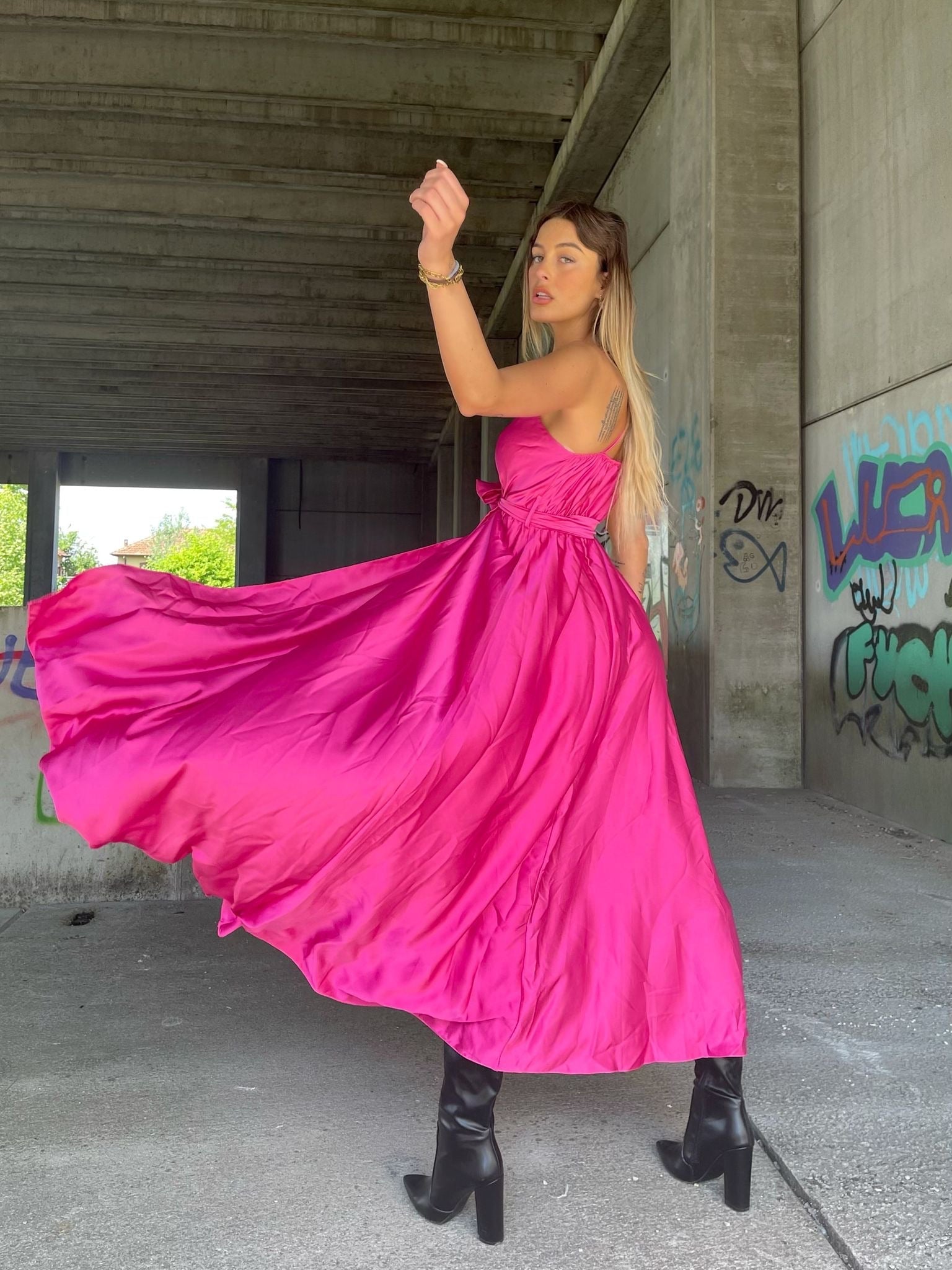 Abito in raso con maxi spacco peonia