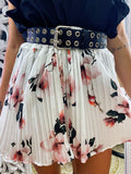 Short a pieghine con fiori rosa
