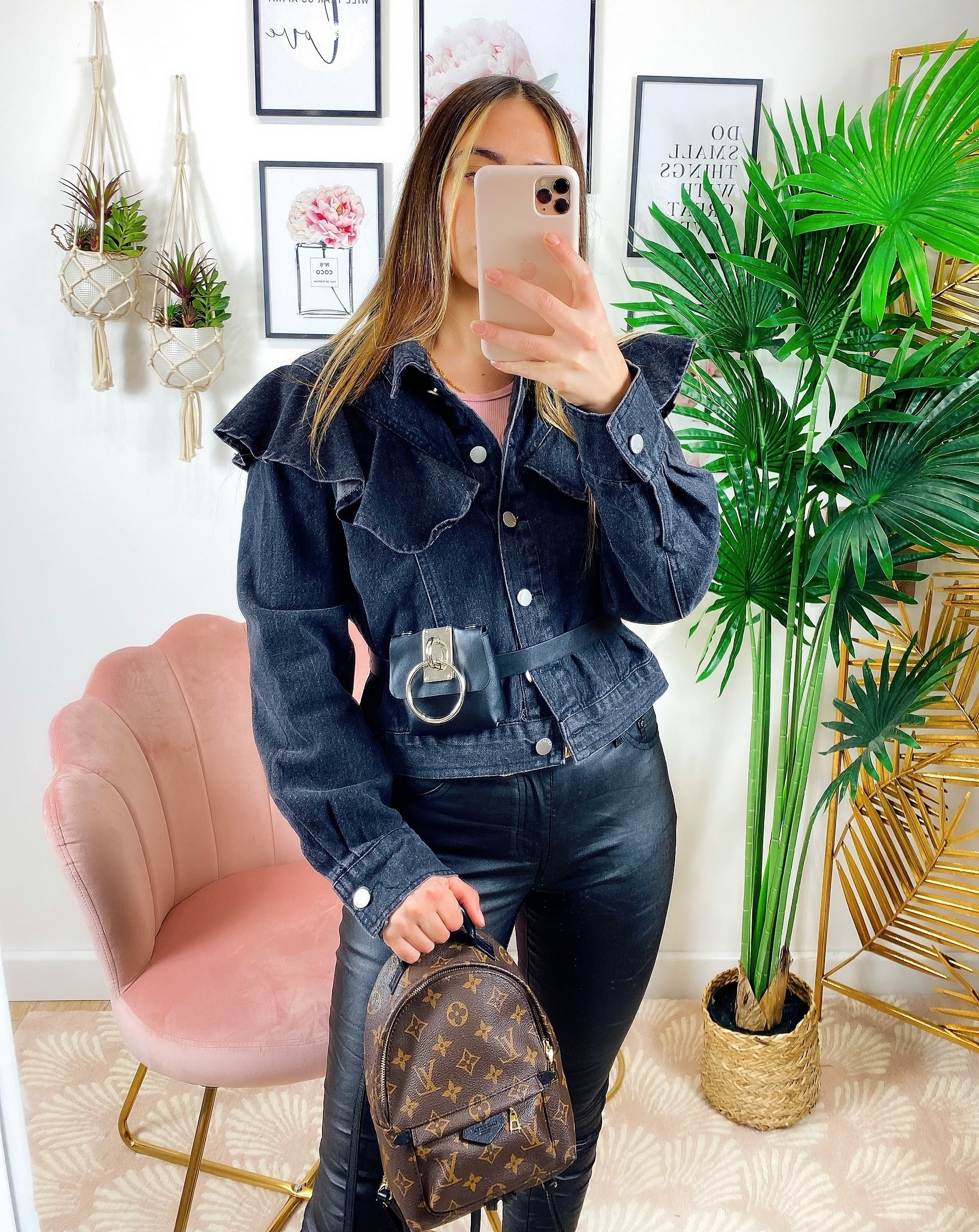 Giacca di jeans nero con rouches e marsupio