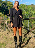 Abito nero con maniche con piume