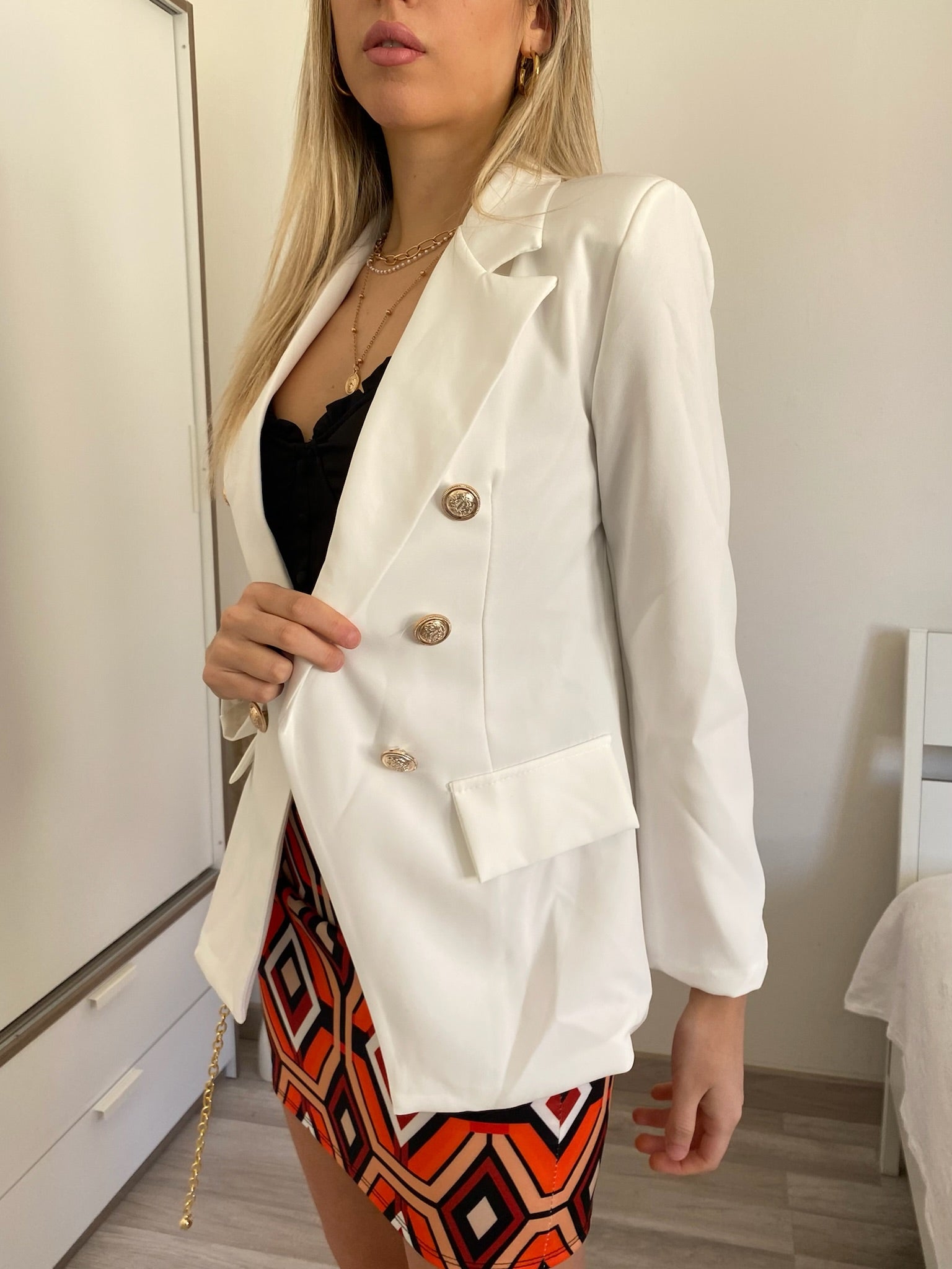 Giacca bianca con bottoni oro