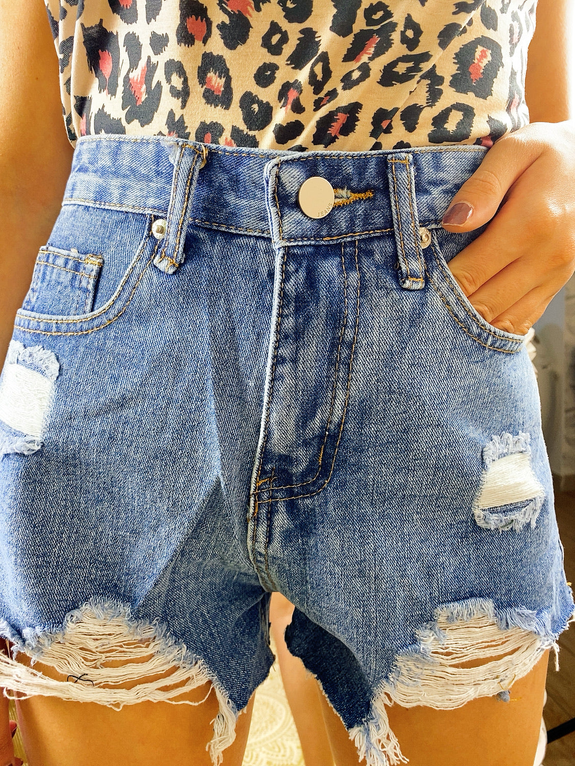 Short jeans con strappini