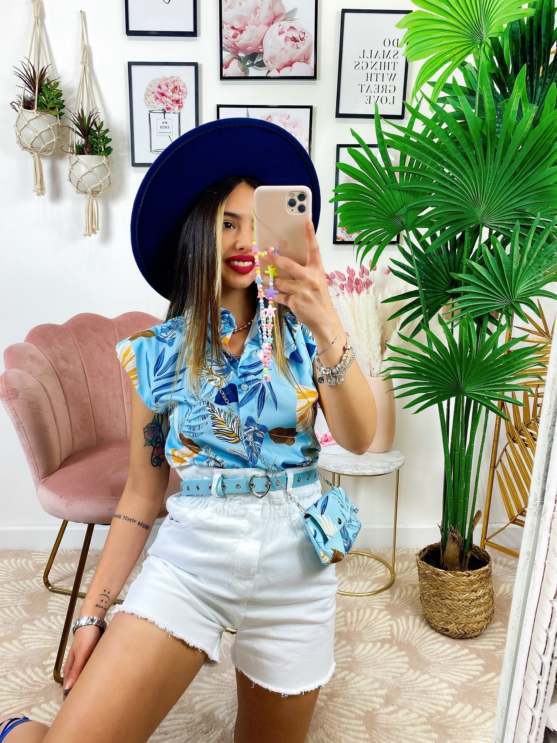 Camicia smanicata floreale con borsetta base Celeste