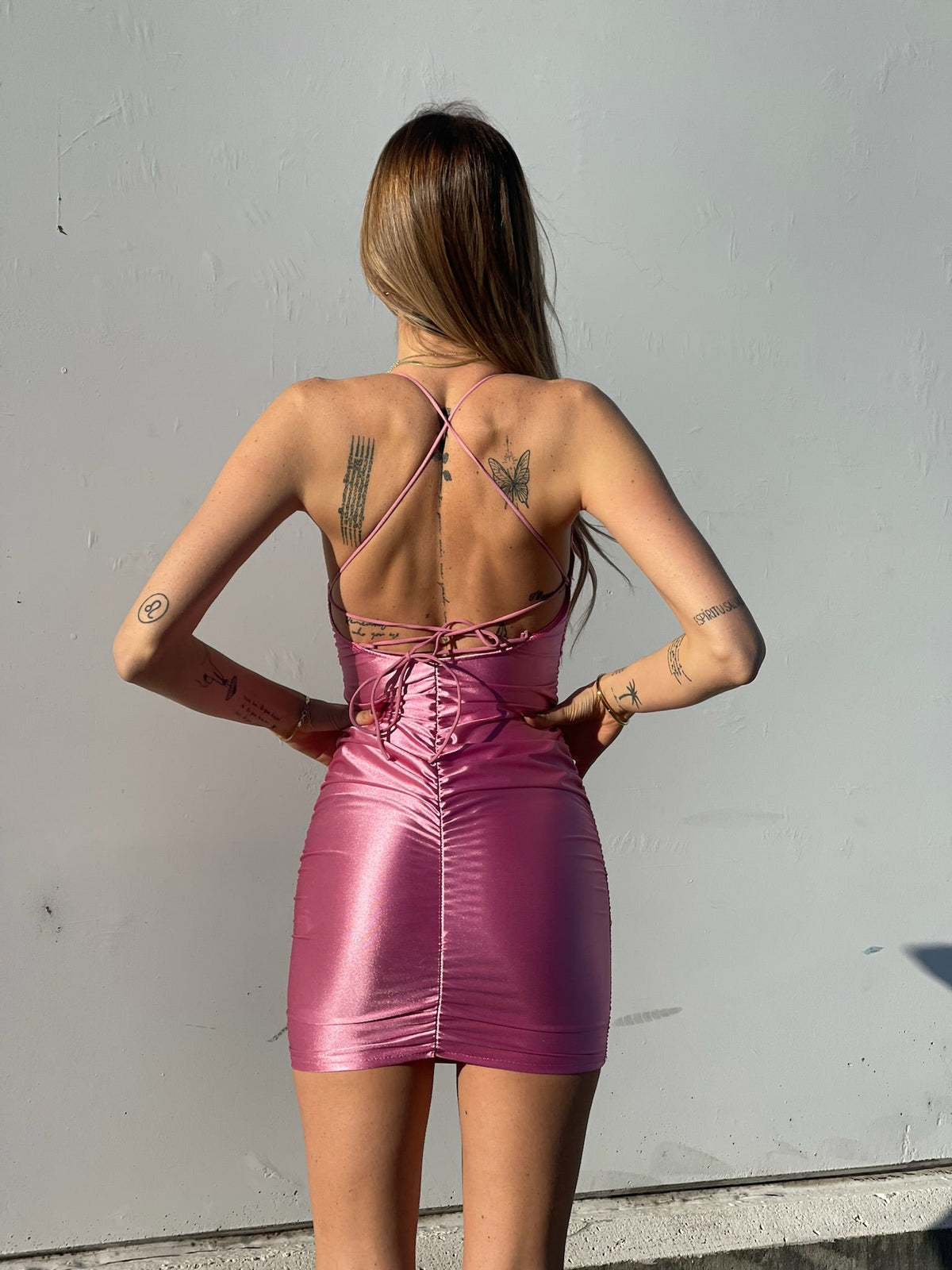 Abito in raso rosa schiena incrociata