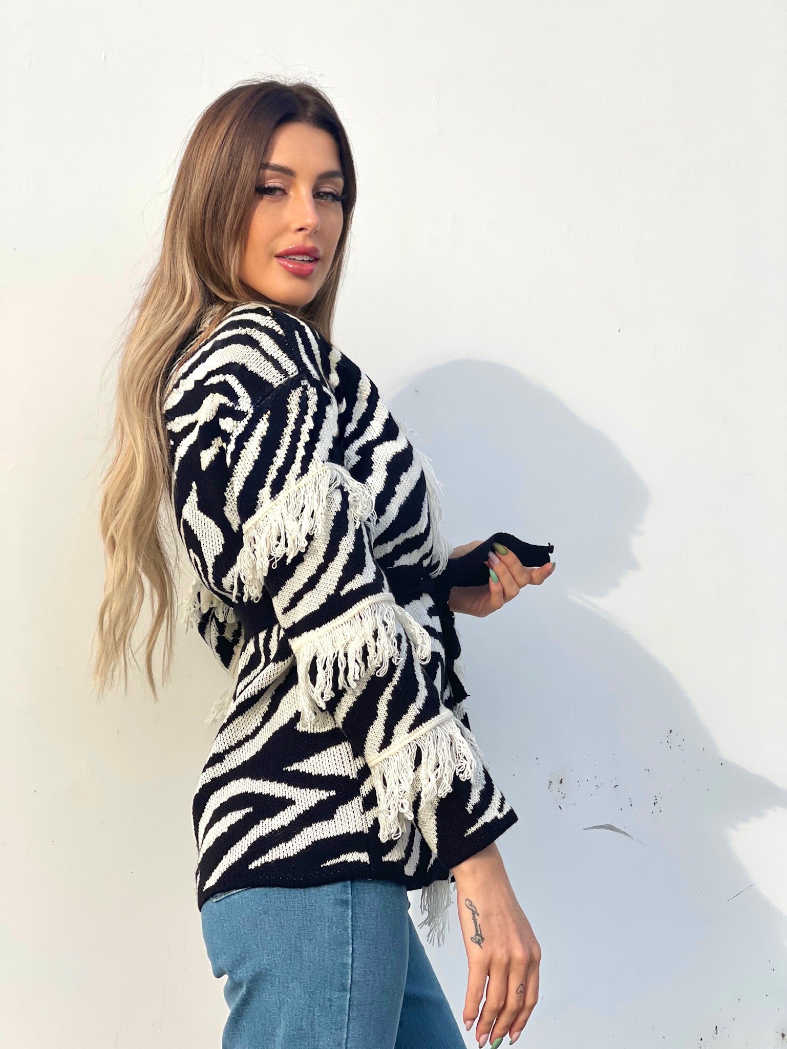 Cardigan zebrato nero con frange e cinta
