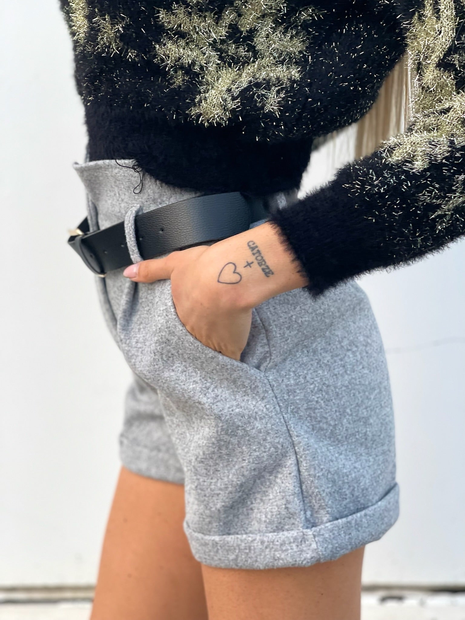 Short grigio in panno con cintura