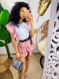 Maglia bianca con rouches sulla manica rosa