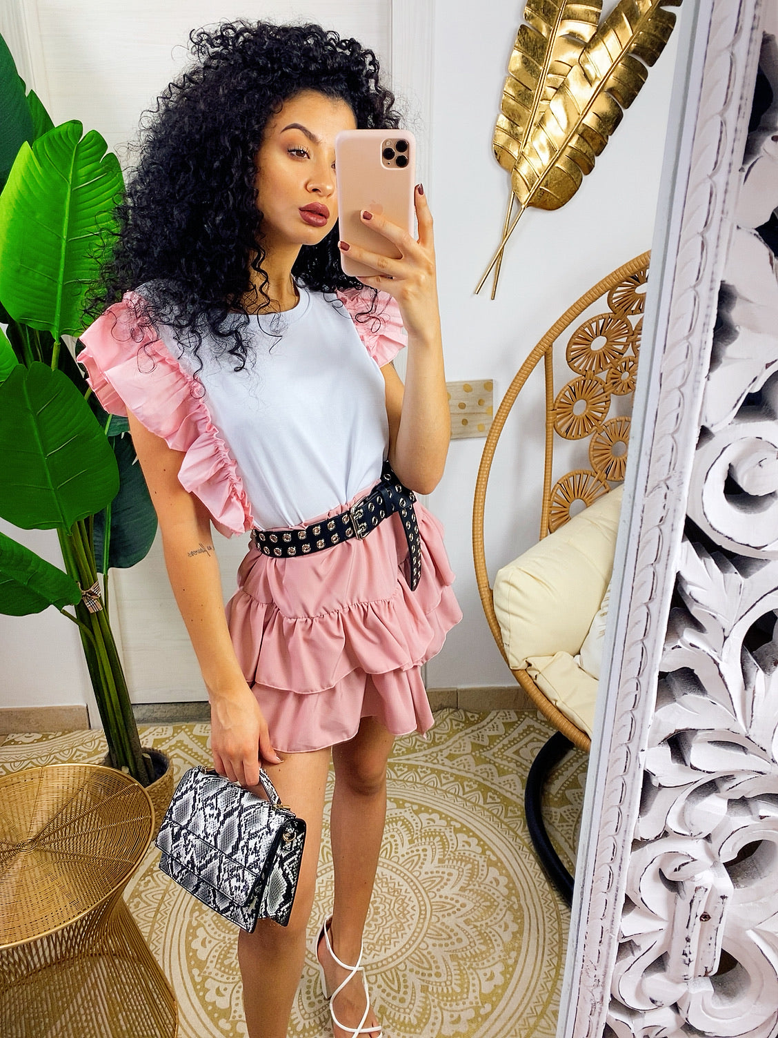 Maglia bianca con rouches sulla manica rosa
