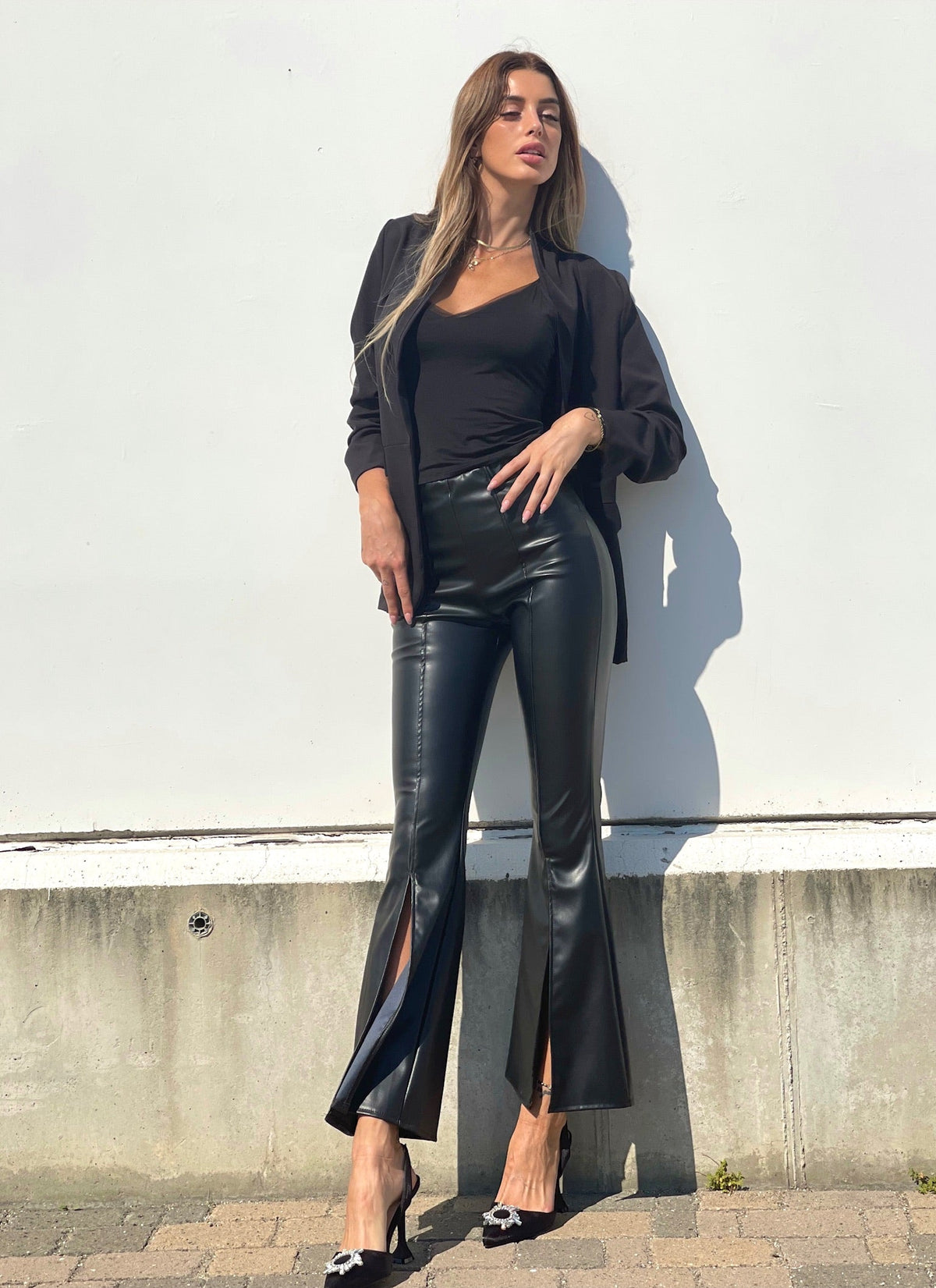 Pantalone in ecopelle con spacco