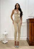 Tuta beige con incrocio