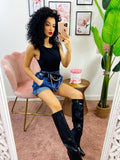 Short in jeans con marsupio e catena