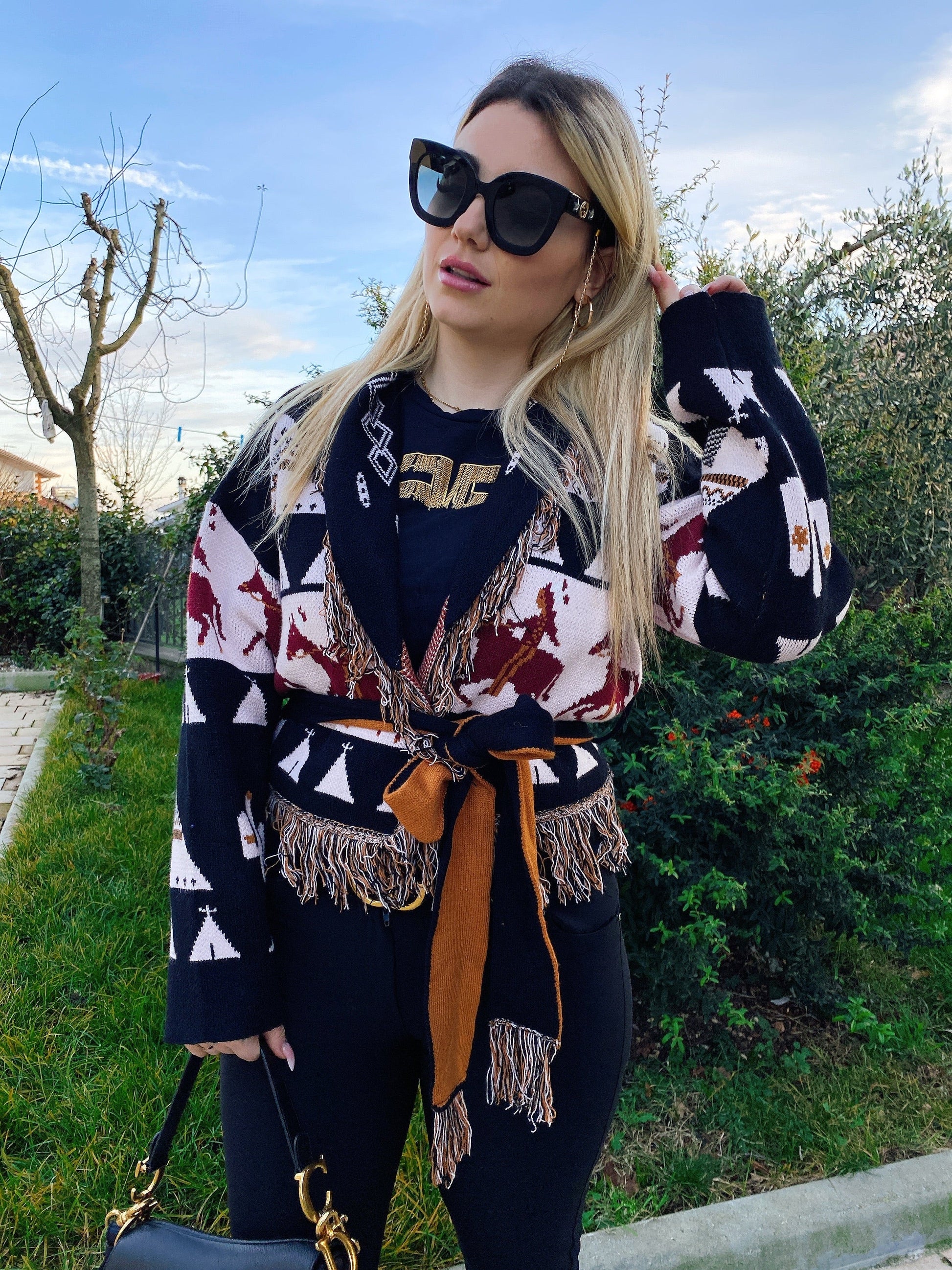 Cardigan corto frange e cinta con cavallo nero