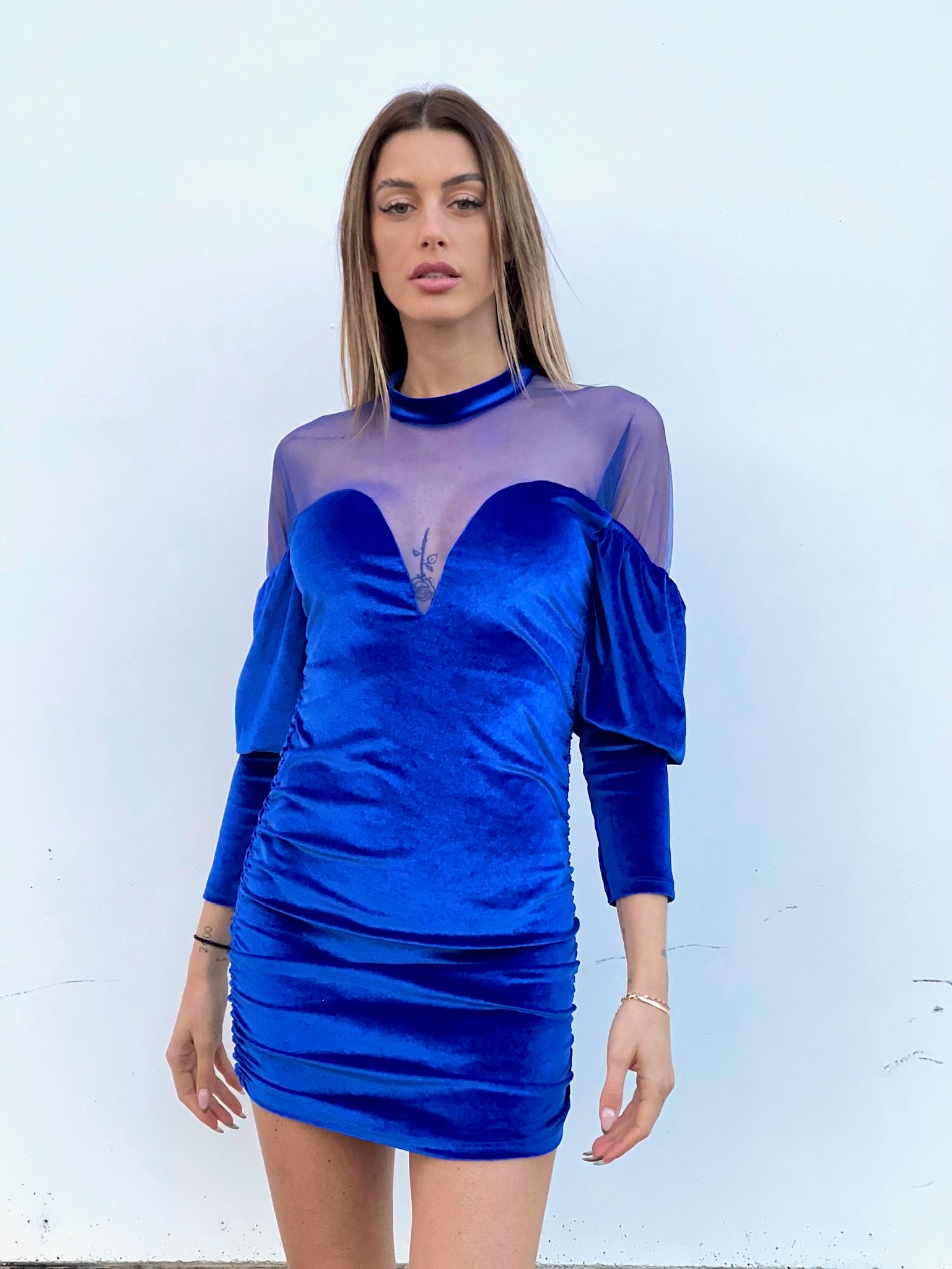 Abito in velluto blu con maniche velate