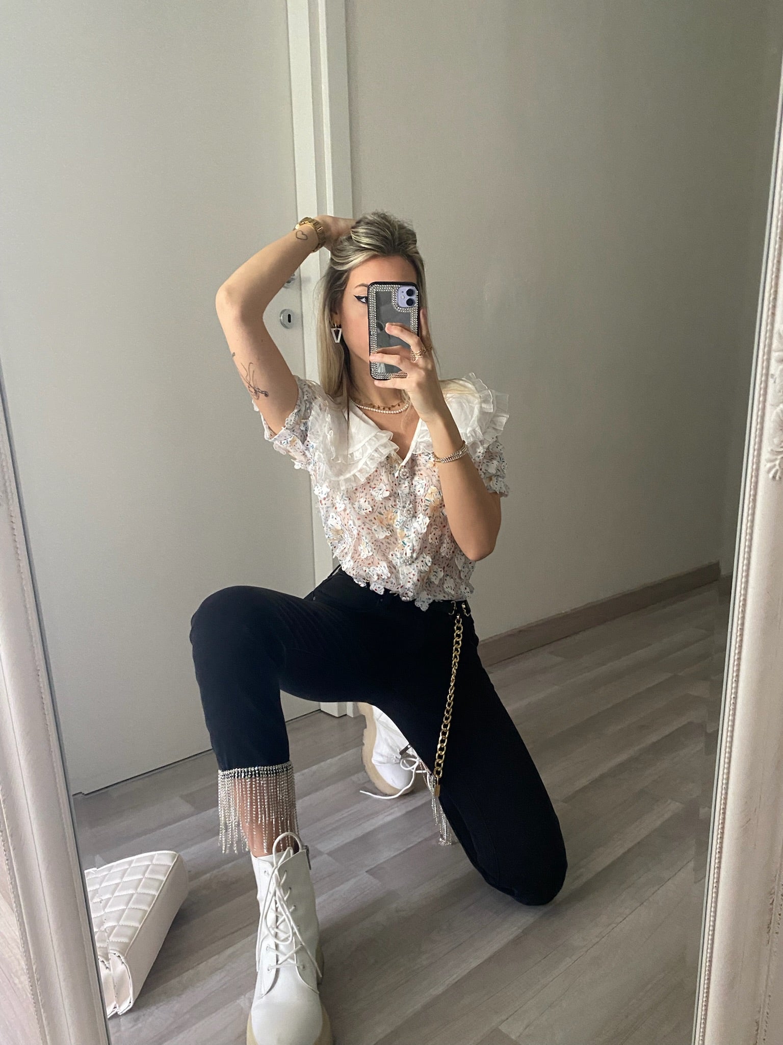 Camicia bianca a manica corta con fiori