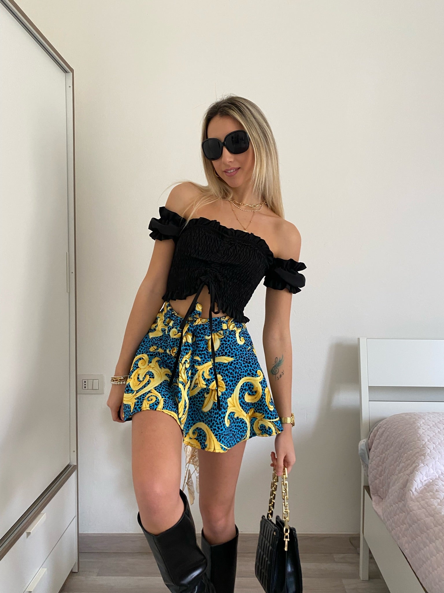 Top crop arricciato con manichina nero