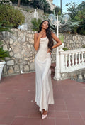 Abito beige lungo con catene