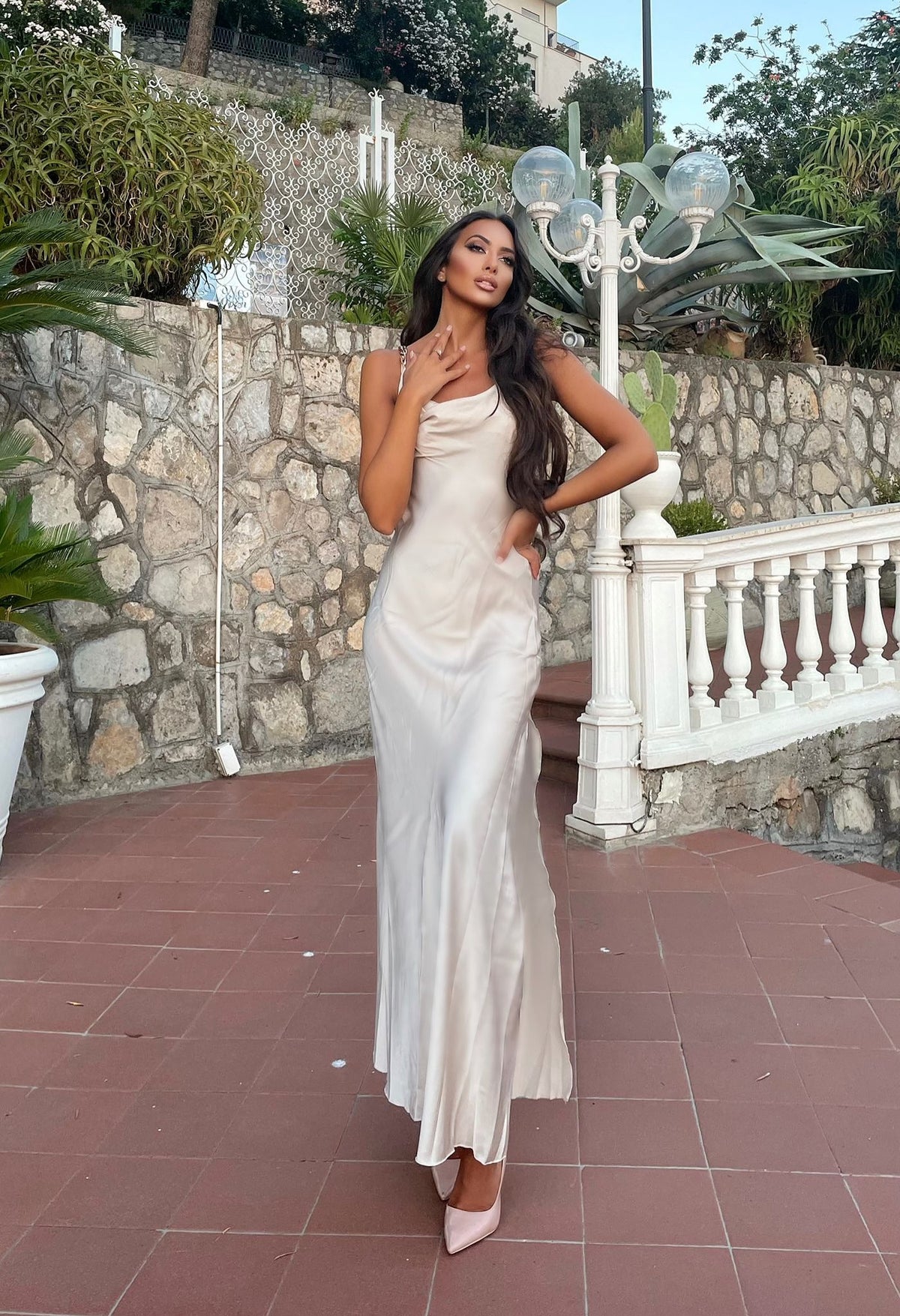 Abito beige lungo con catene