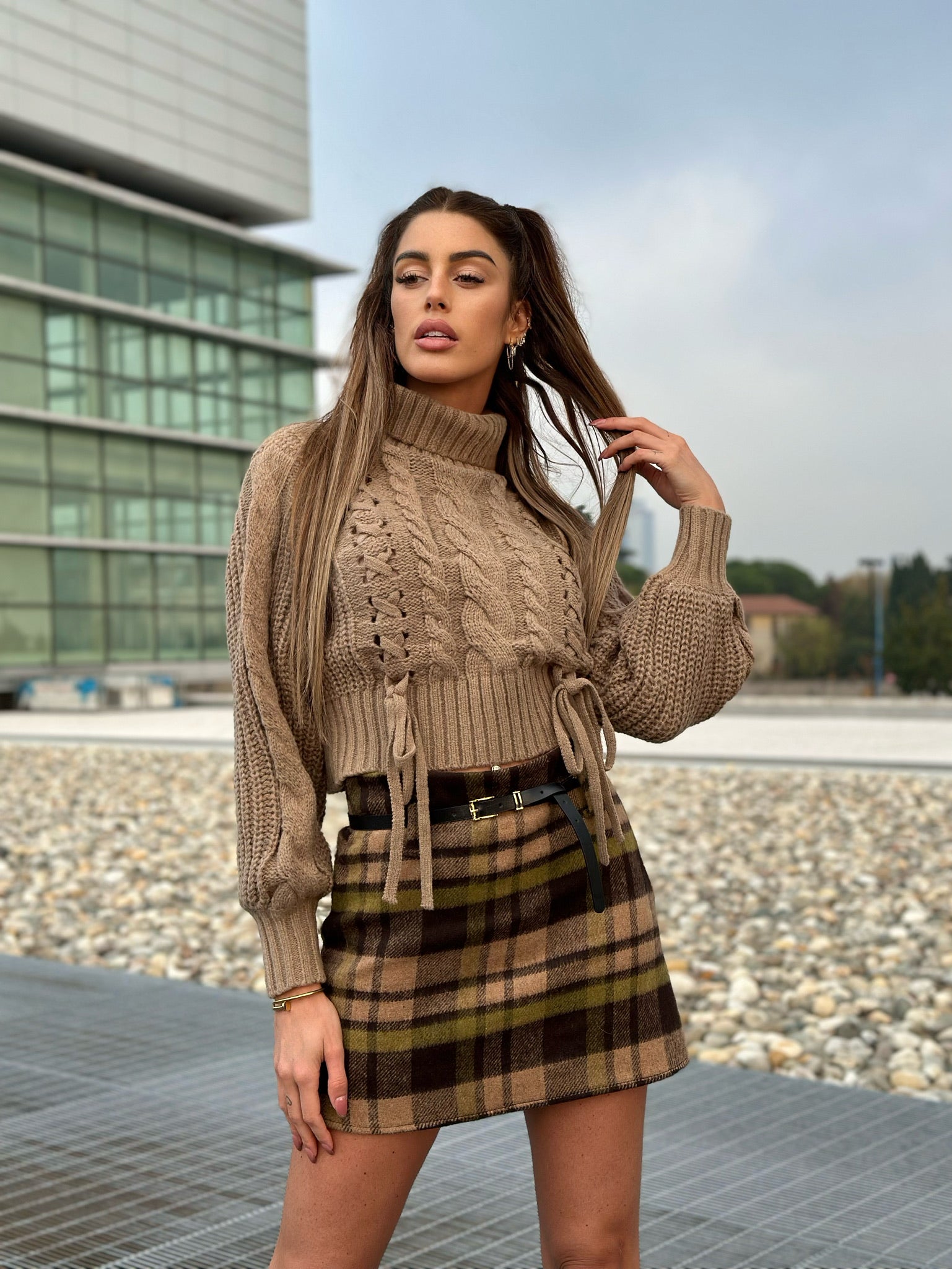 Maglione beige con trecce