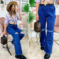 Jeans con cintura e strappi zampa larga
