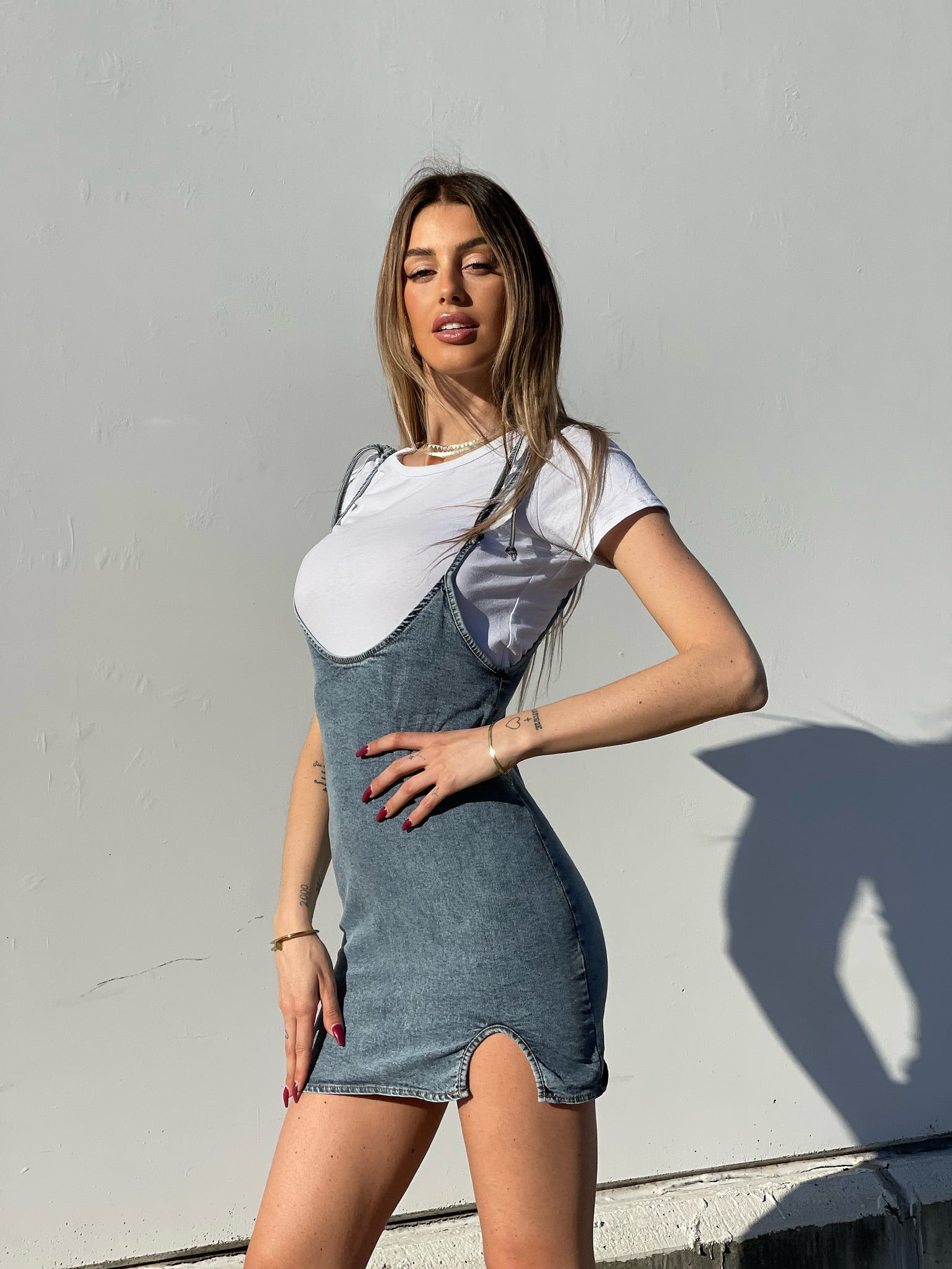Abito in jeans con t-shirt