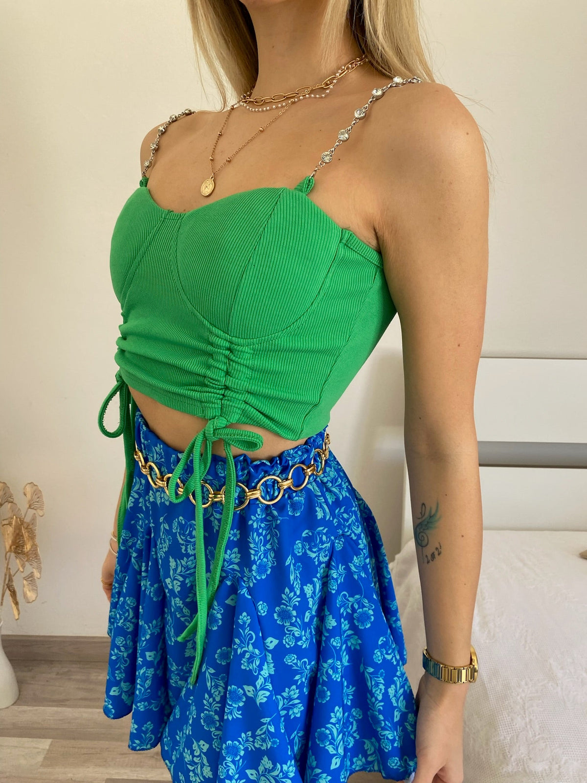 Top verde con spalline in strass
