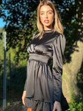 Abito in raso nero con schiena aperta