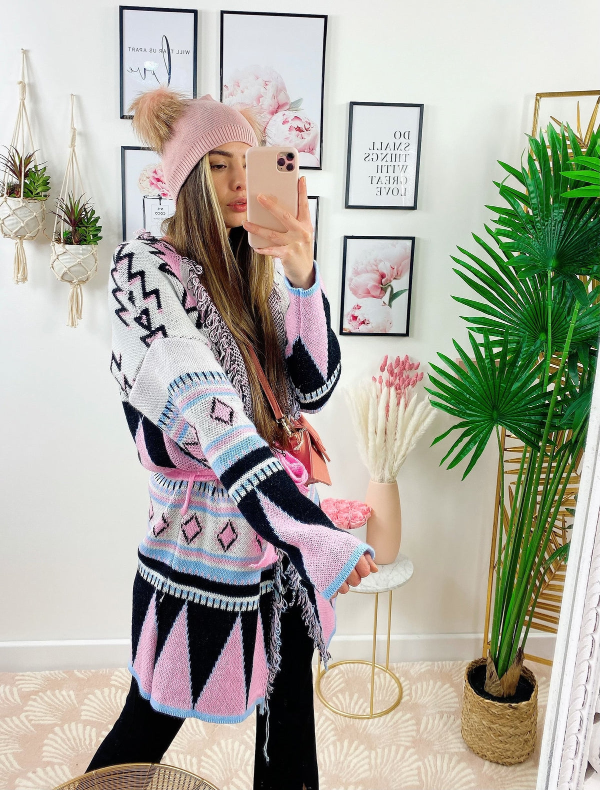 Cardigan rosa con frange e cinta
