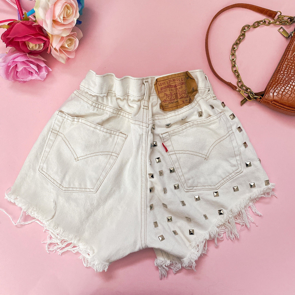 Short Vintage Levi’s bianco con borchie