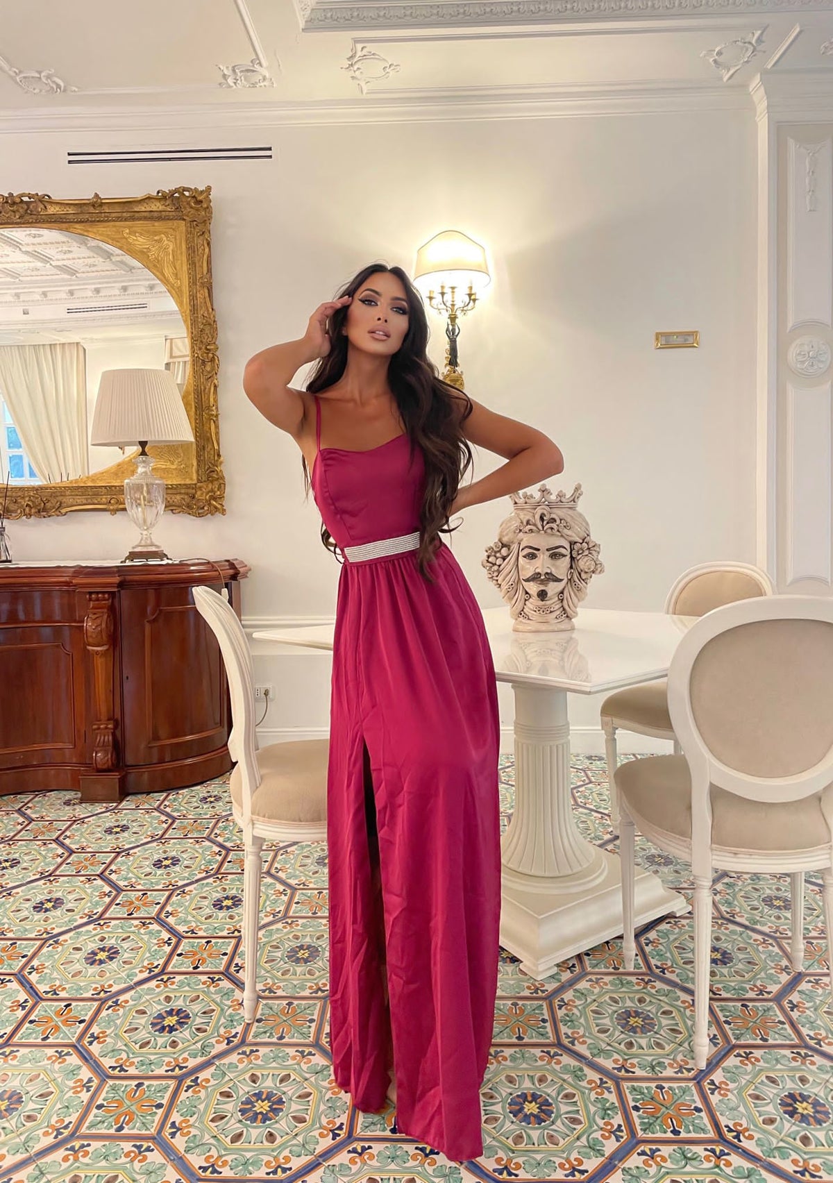 Abito in raso lungo con cintura in strass bordeaux