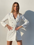Abito a blazer bianco con bottoni e cintura