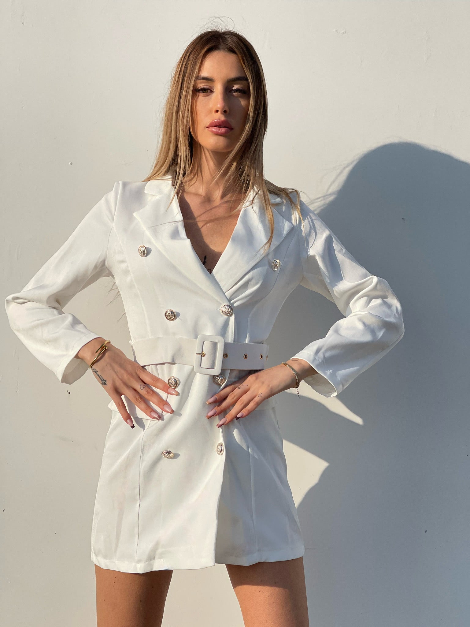 Abito a blazer bianco con bottoni e cintura