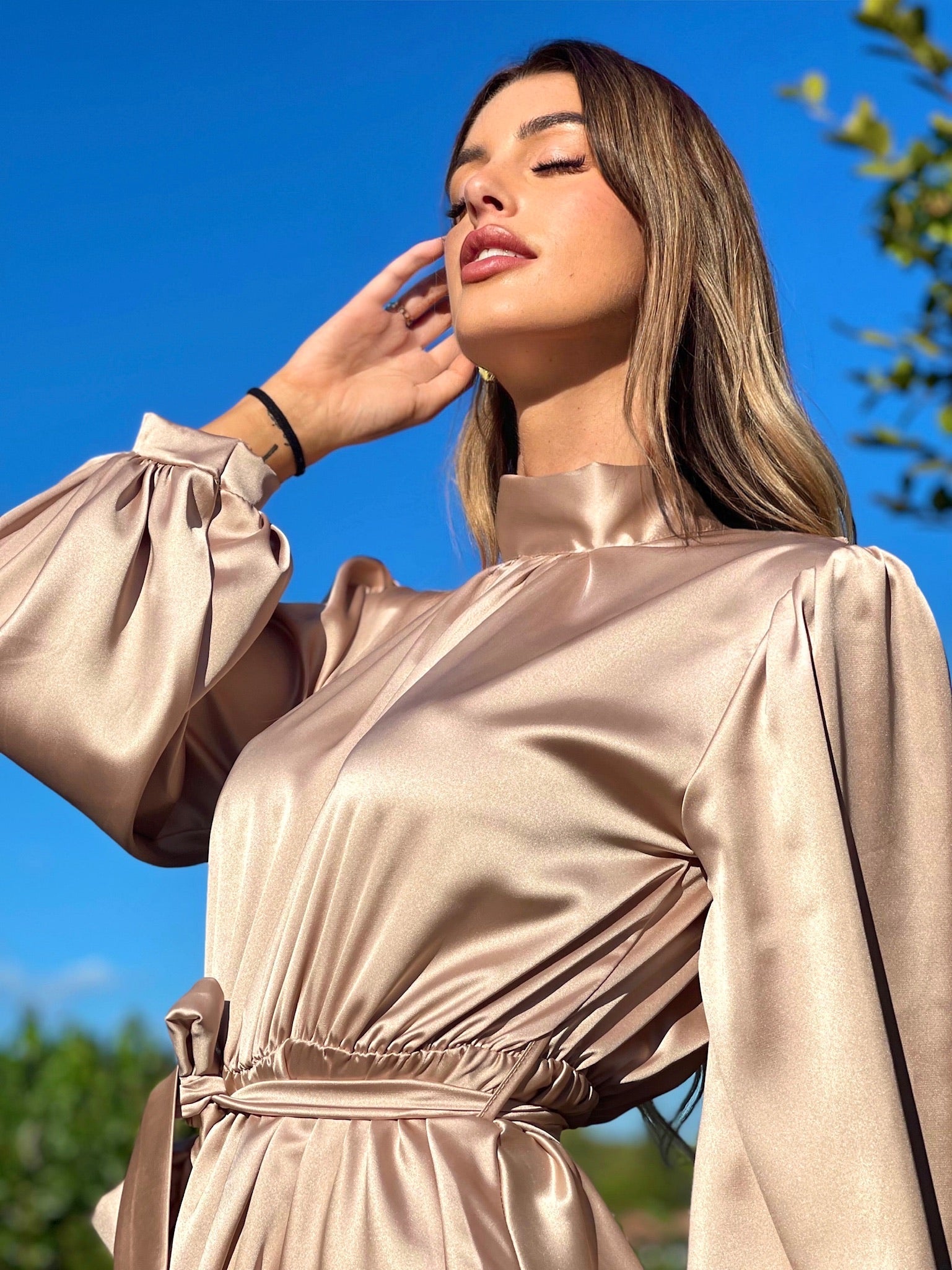 Abito in raso beige