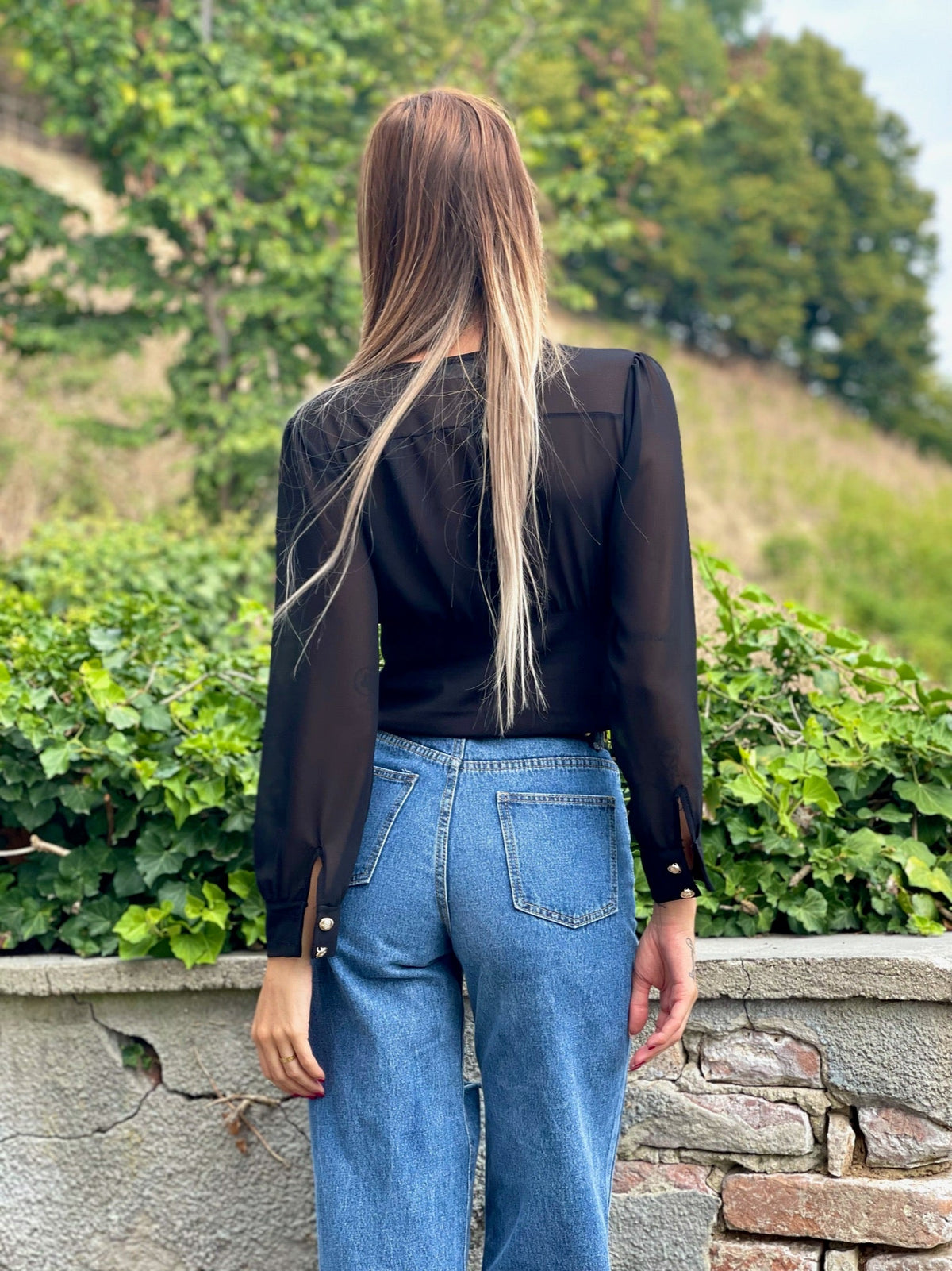 Blusa nera bottoncini oro