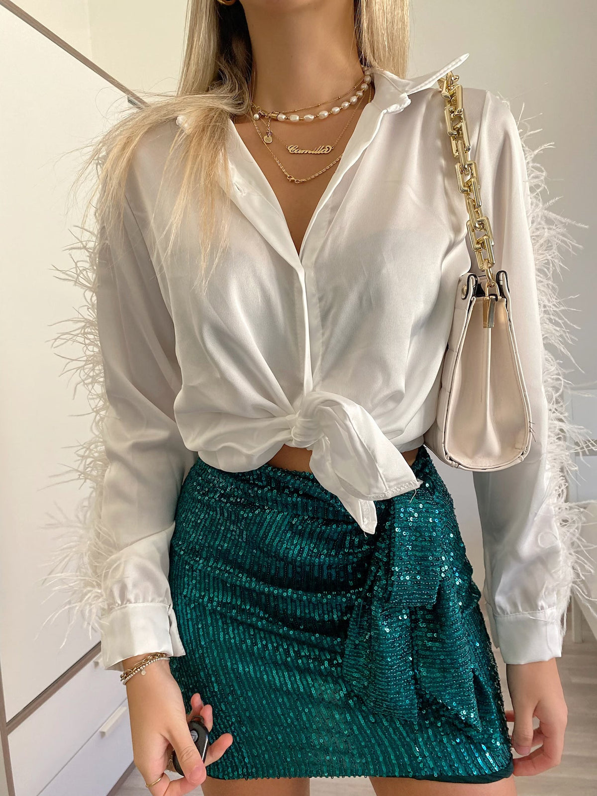 Camicia bianca con piume