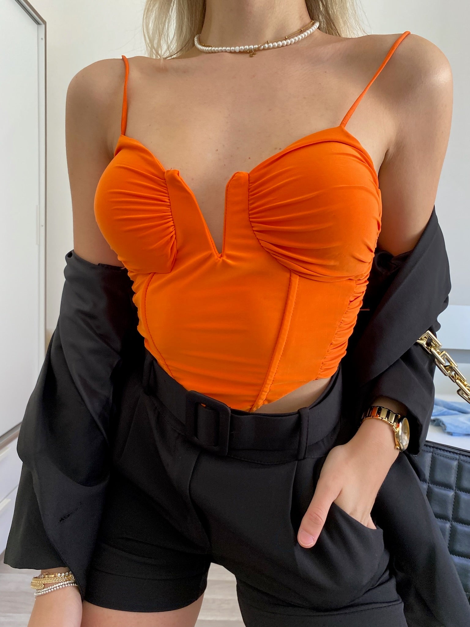 Top arancio con V