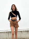 Top nero con stringhe