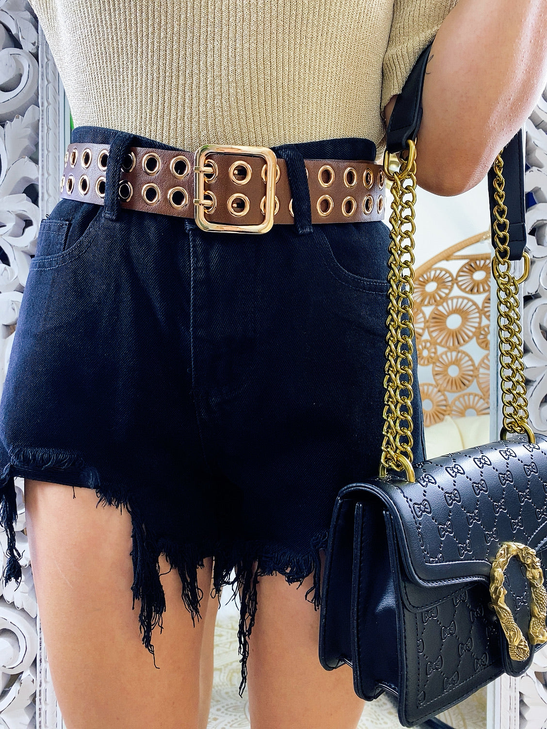 Short nero con strappini