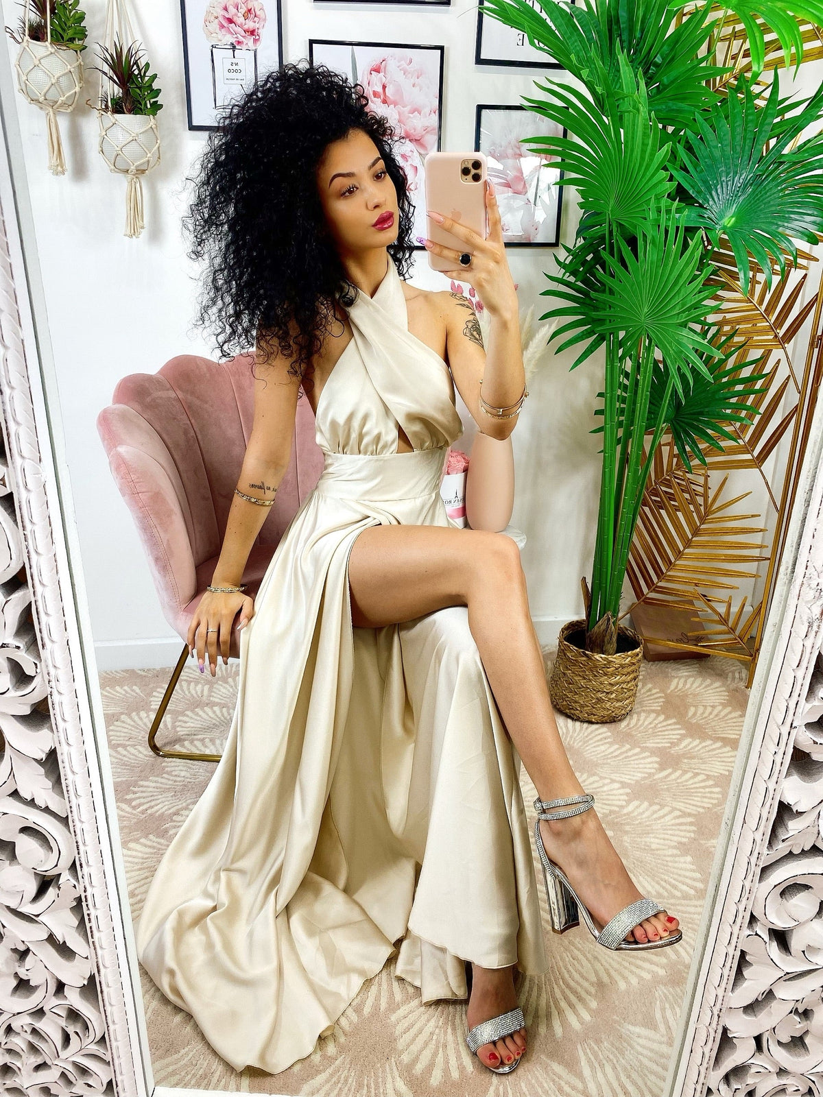 Abito in raso con maxi spacco incrociato beige