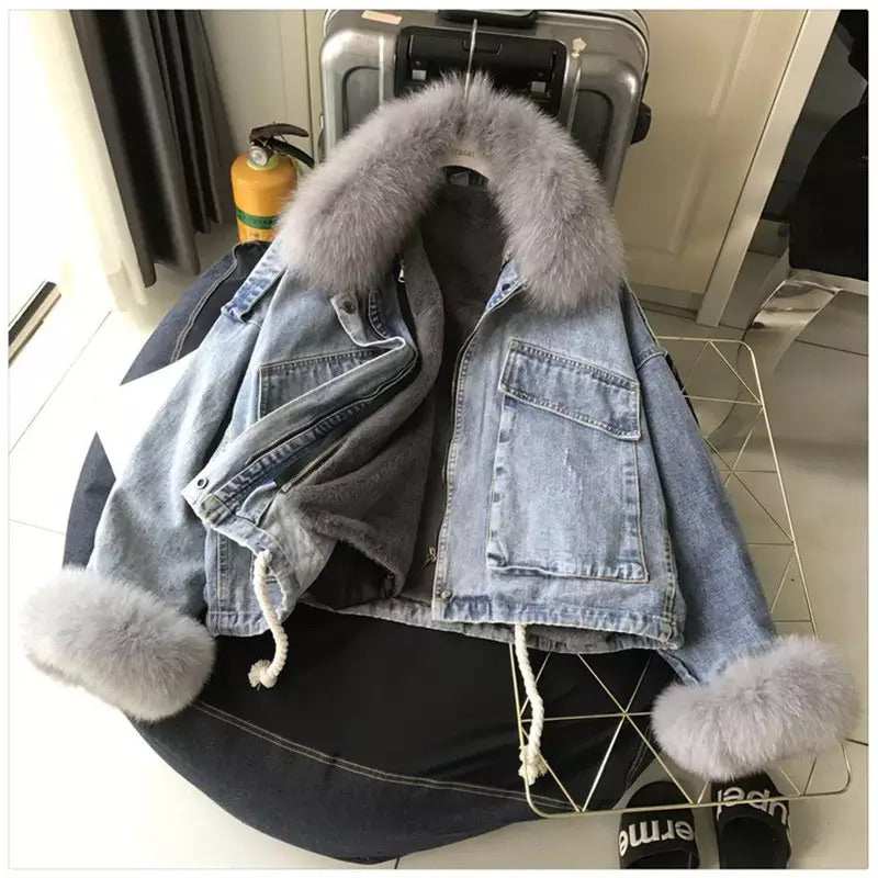 Giaccone di jeans con eco-pelliccia grigio.
