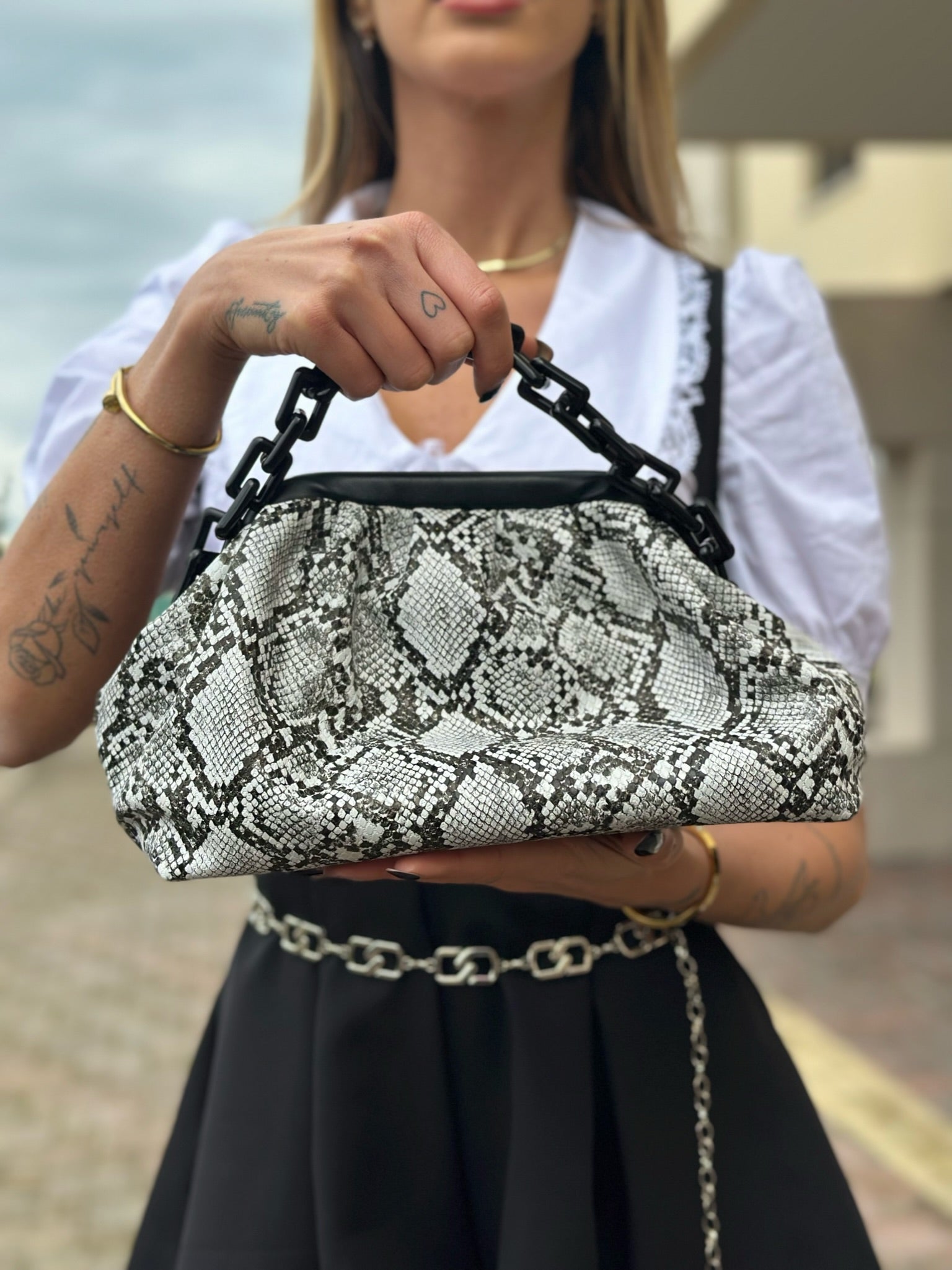 Pochette a mano con catena