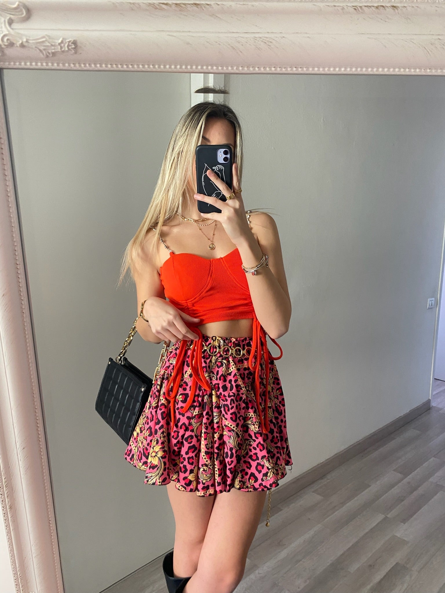 Top rosso con spalline in strass