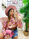 Top crop con rose rosa