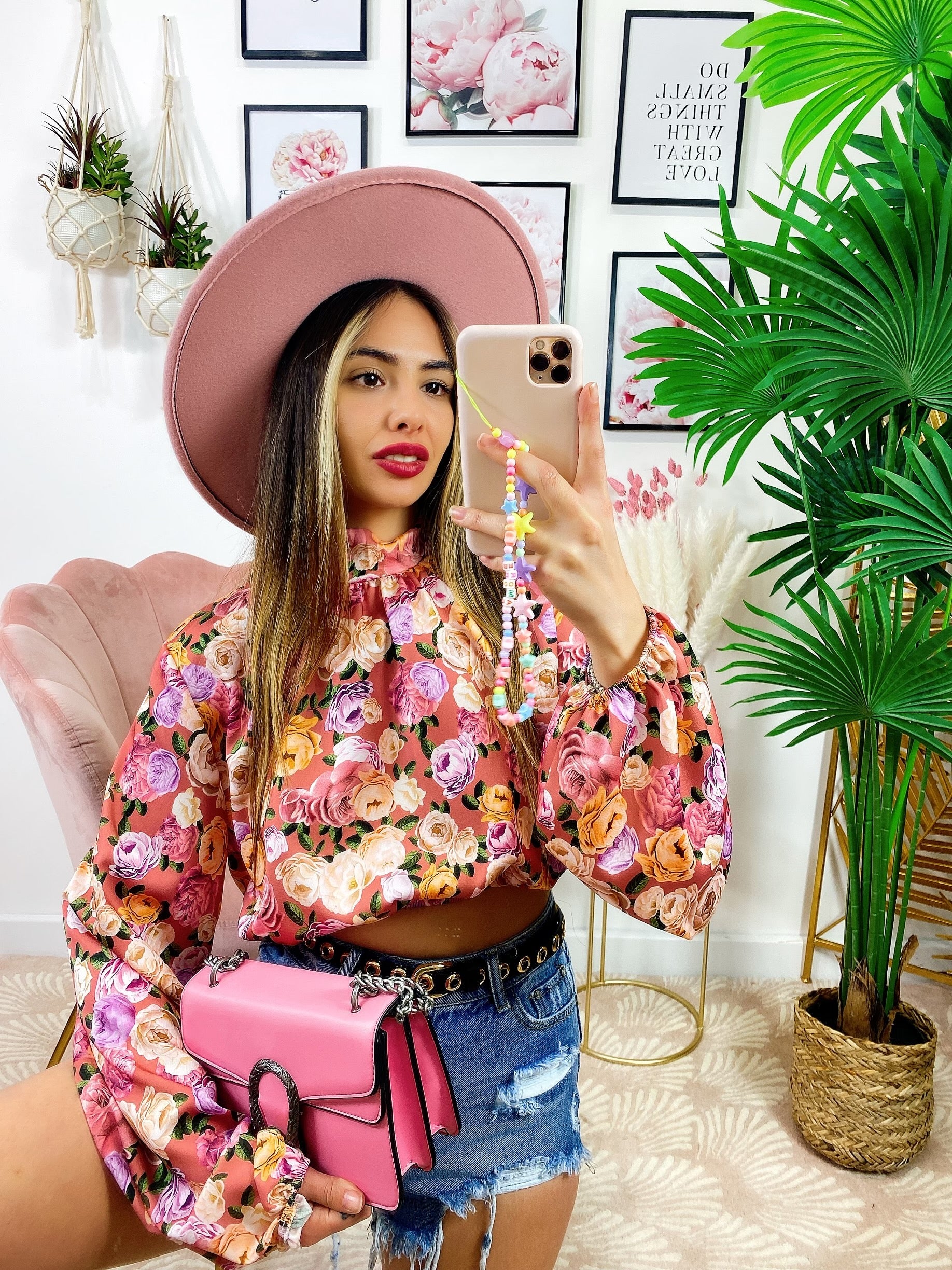 Top crop con rose rosa