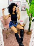 Short in jeans con marsupio e catena