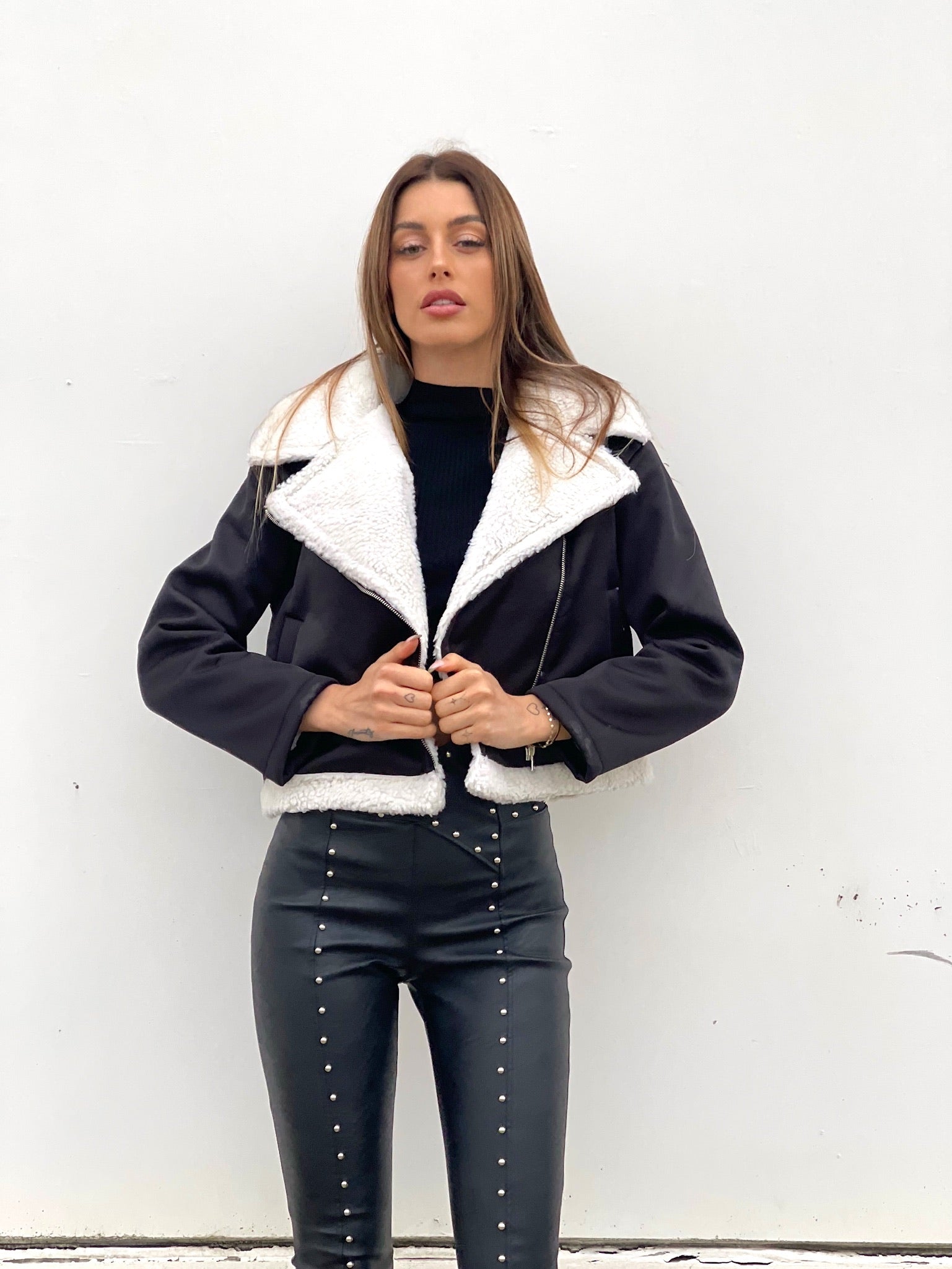 Montone nero con pelo bianco