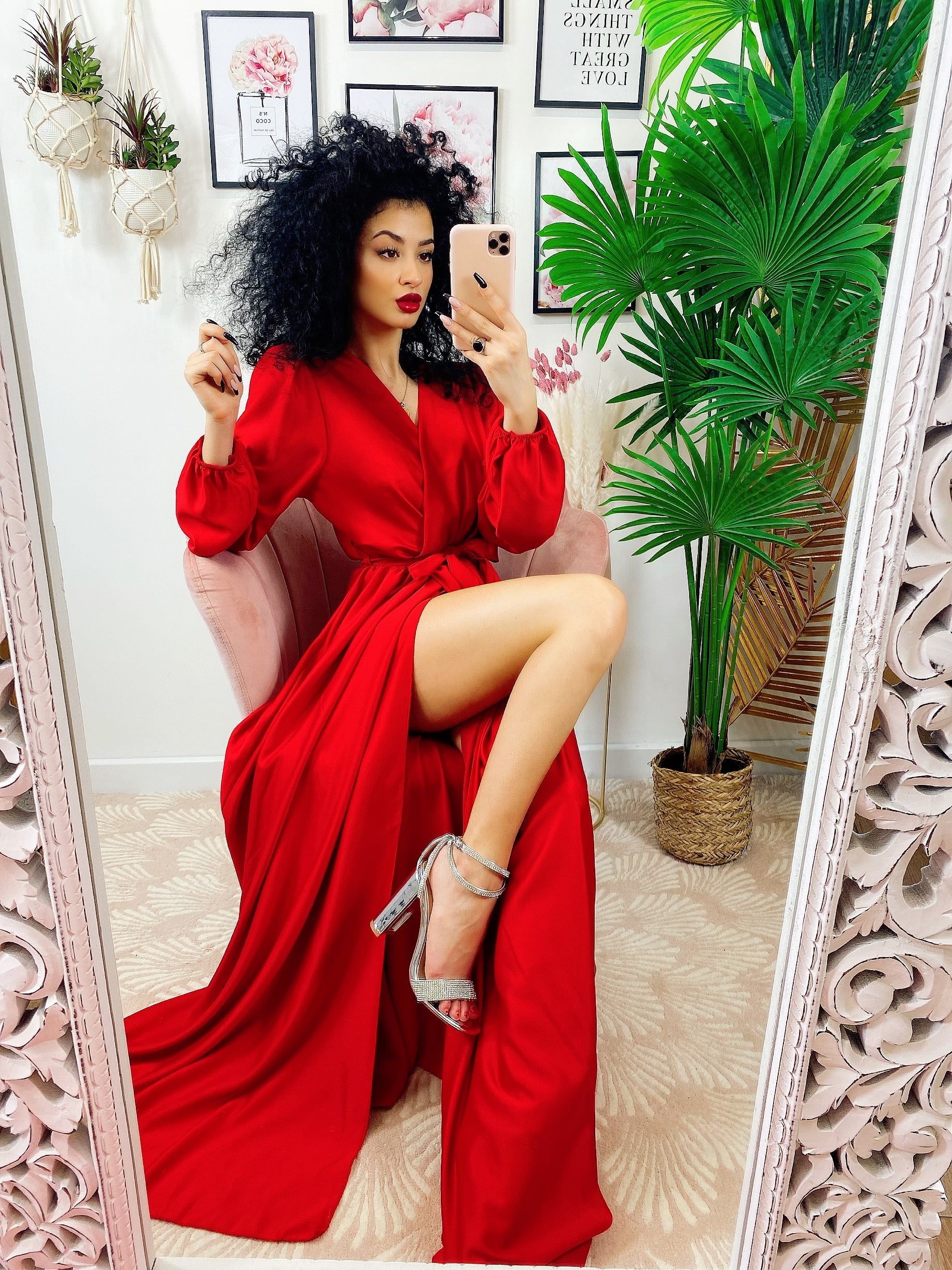 Abito in raso con maxi spacco manica lunga rosso