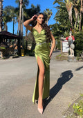 Abito in raso verde lime con drappeggio