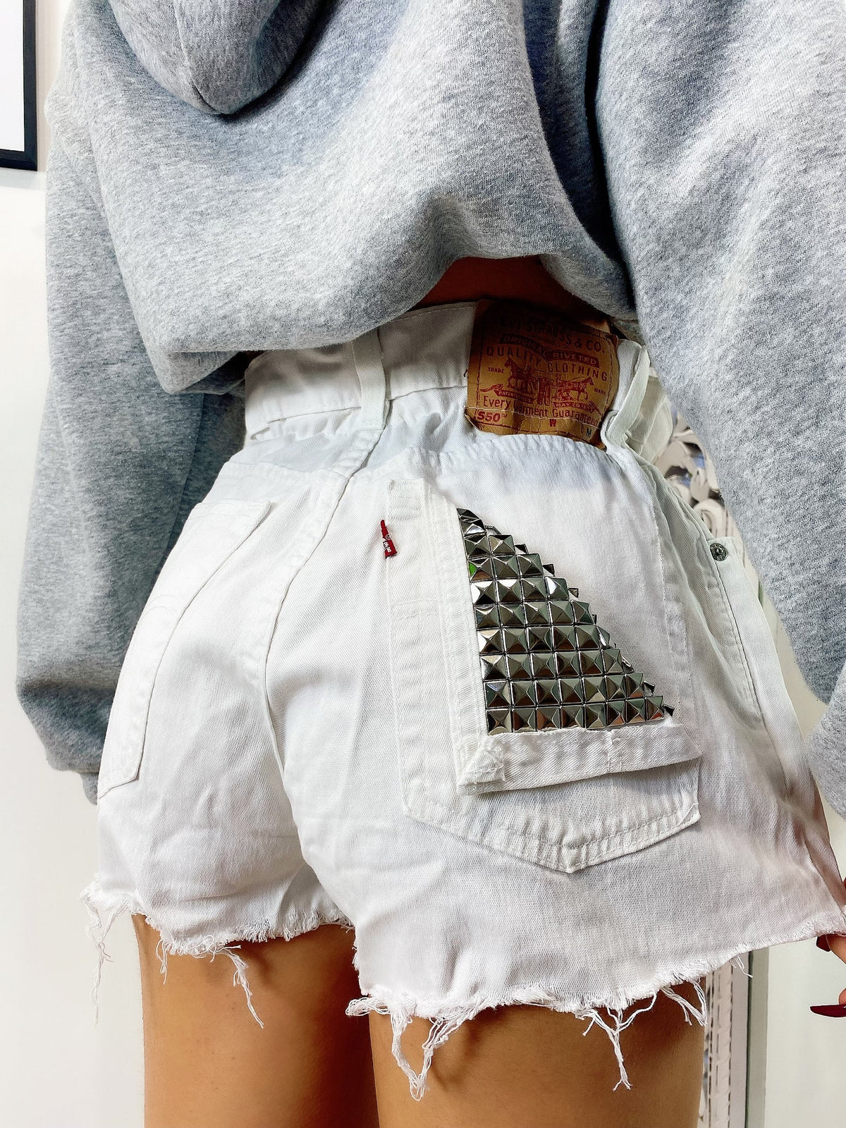 Short Levi’s Vintage bianco con borchie